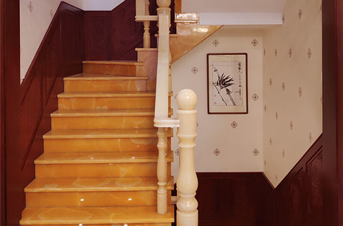 杂多中式别墅室内汉白玉石楼梯的定制安装装饰效果